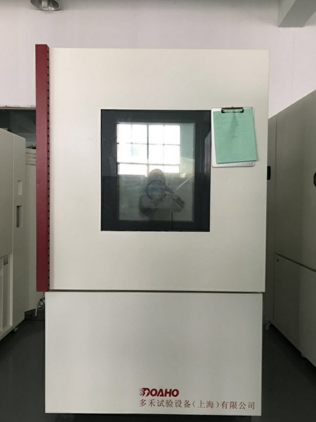 恒温湿热试验箱